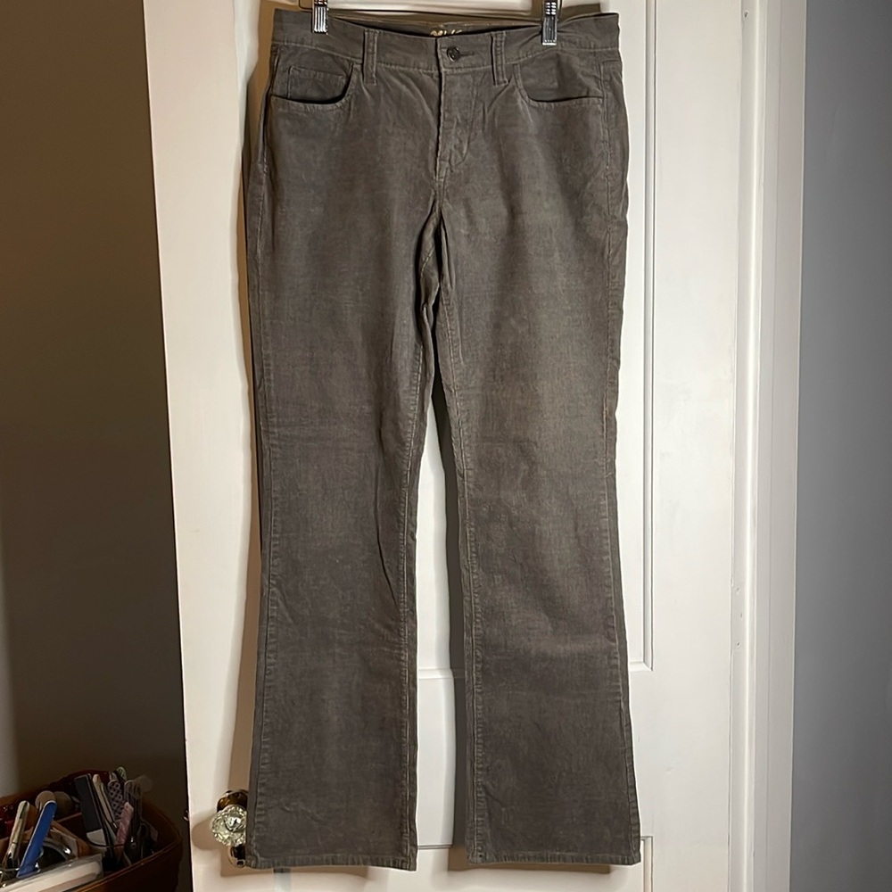 Old Navy,‎ gray corduroy, stretch jeans, Mid rise boot cut. Long .Size 6. NWOT.